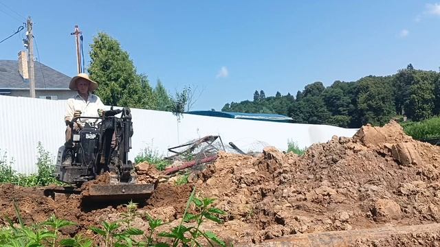 Мини экскаватор 29575. Закапываю после большого экскаватора. смотреть онлайн