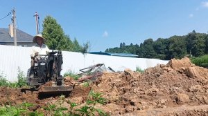 Мини экскаватор 29575. Закапываю после большого экскаватора.