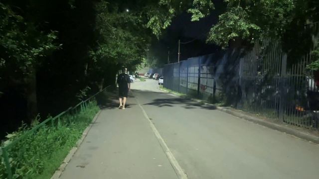 Закат уходит, а город оживает в ярком ночном танце