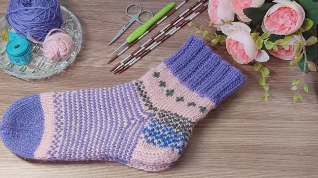 Носочки из остатков - "Сиреневый туман" смотреть онлайн