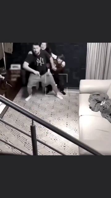 Отец храбро защищает своих детей смотреть онлайн