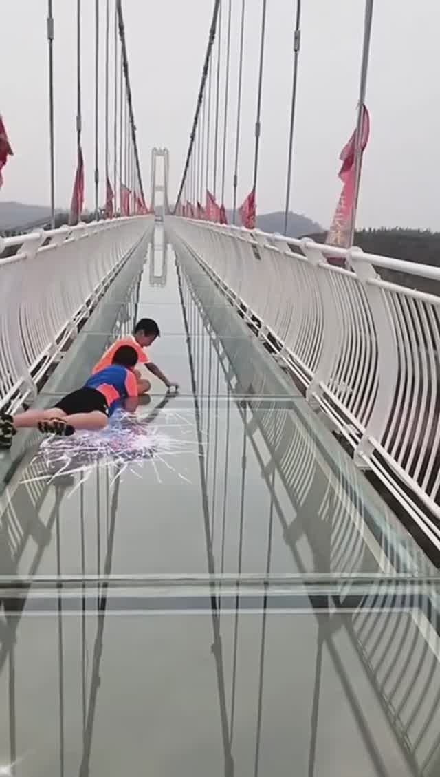 Стеклянный мост в Китае. Очень страшно!