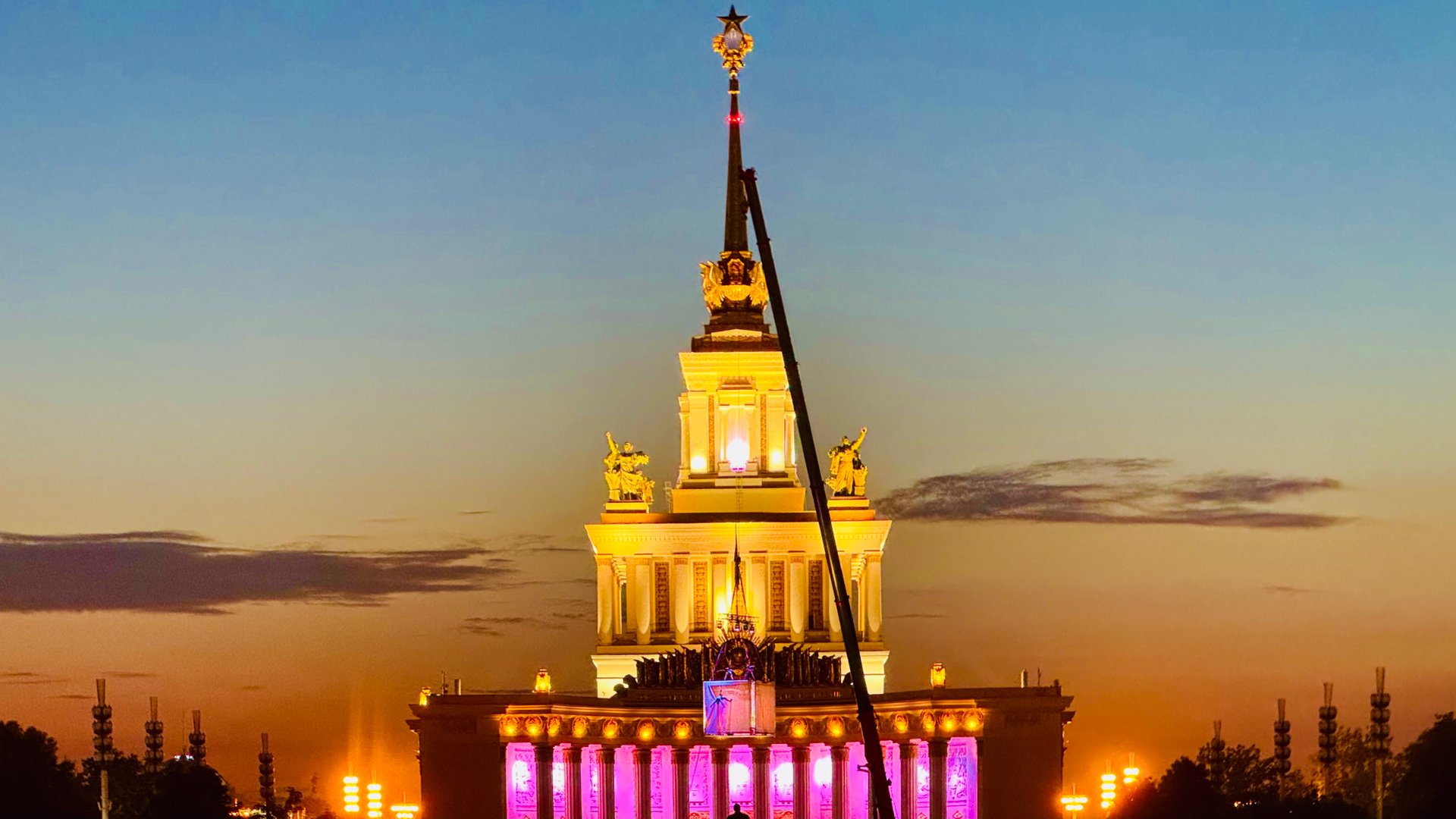 Потрясающее вечернее шоу воздушных гимнастов у Центрального павильона на Главной аллее ВДНХ смотреть онлайн