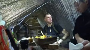 ЖИЗНЬ И БЫТ В ТАЙГЕ КАК ДВА ОТШЕЛЬНИКА ДОМИК В ЛЕСУ СТРОИЛИ МОРОЗЫ НАСТУПАЮТ ИЗБА СИБИРЯКОВ