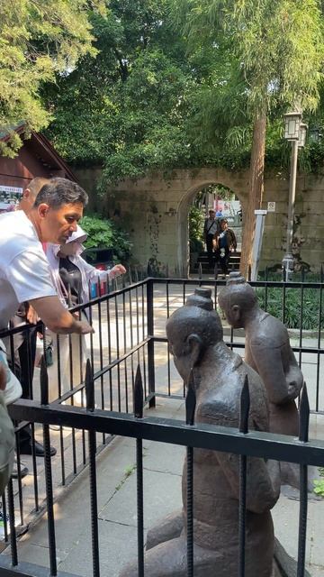 800-летние проклятие. Предатели на коленях на против могилы Героя. смотреть онлайн