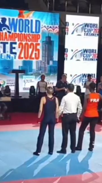 Француженка после поражения отказалась пожать руку Российской спортсменке.