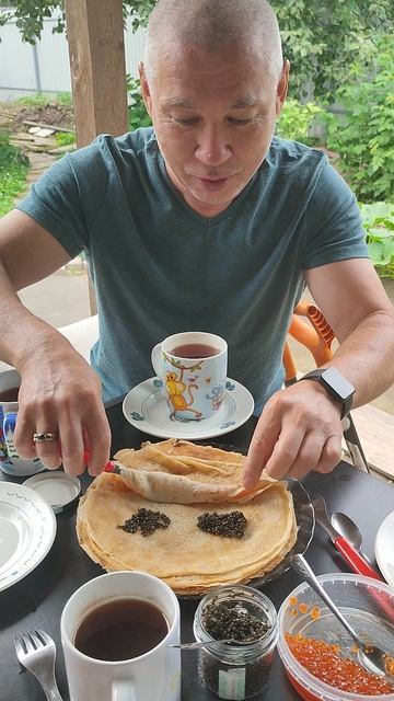 Черна, красная икра, блины на даче.mp4