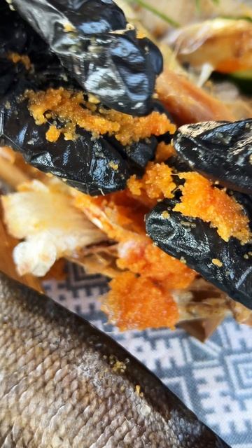 Эта икряная рыбка — повод для встречи с друзьями, согласны?