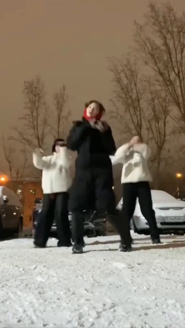 Кто танцует правильную хореографию? #kpop #dance #cover #cdt #music #dancechallenge #trendtiktok смотреть онлайн