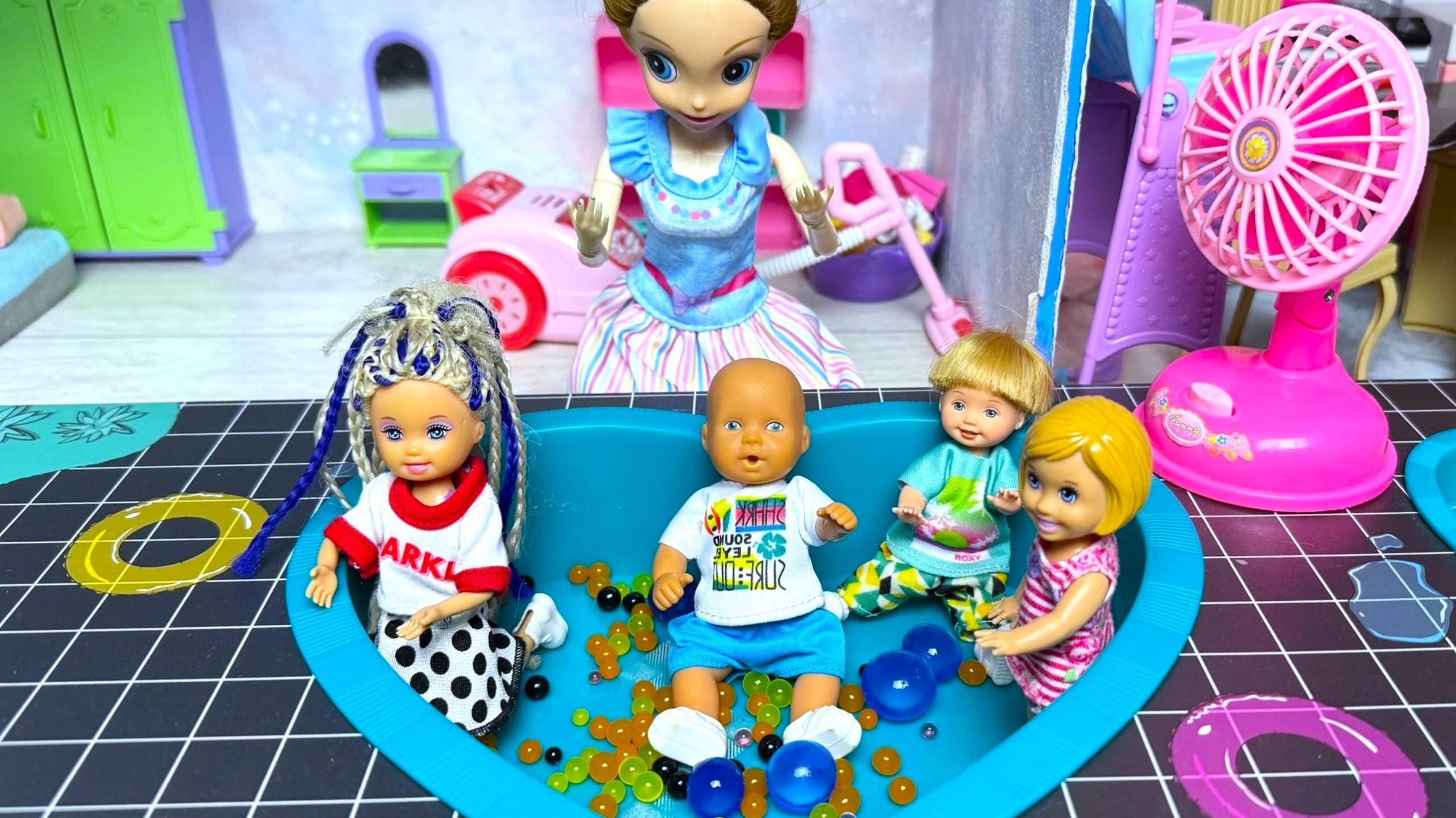 НА САМОЛЕТ ОПОЗДАЛИ!😱 ДОМА ОТДЫХАЛИ😄 Катя и Макс веселая семейка! Куклы Барби истории Даринелкатв смотреть онлайн