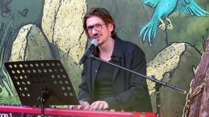 "Я люблю тебя, как любят в жизни раз" Леонид Овруцкий.