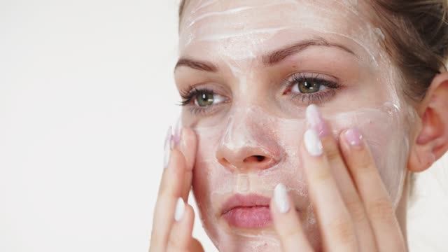 Коллагеновая стимуляция. Даже если вам 70 лет, нанесите его на морщины, и они исчезнут. смотреть онлайн