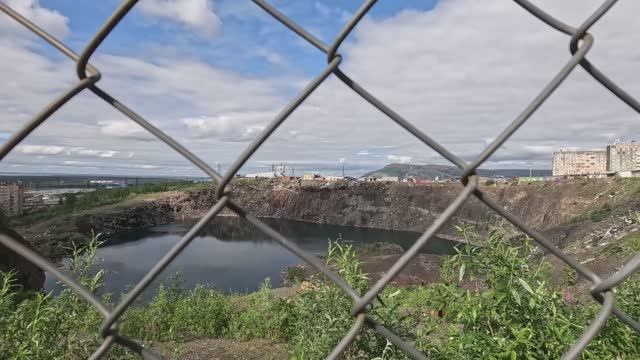 Смотровая площадка на скале. Тропа на горе в лес. История на лестнице. Заброшка больница. смотреть онлайн