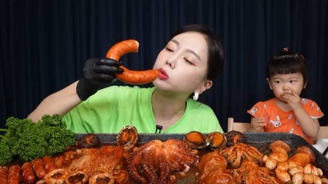 🔥🍲 Мукбанг и Mukbang : КРАСИВАЯ ДЕВУШКА и МОРЕПРОДУКТЫ! 🦞 Роскошный ужин с дарами моря смотреть онлайн