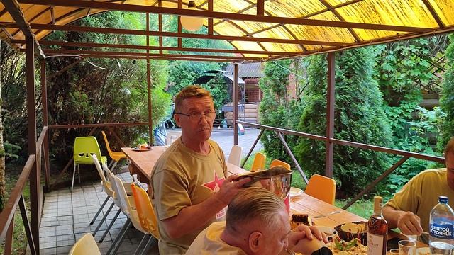 40 лет выпуску, ужин на улице с каской.mp4