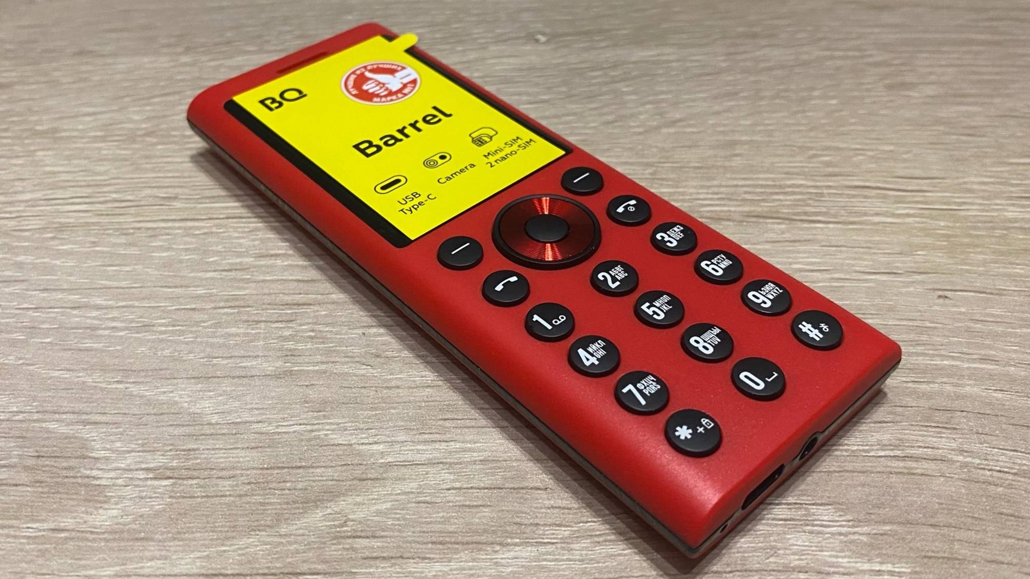 Распаковка и обзор сотового телефона BQ 1858 Barrel смотреть онлайн