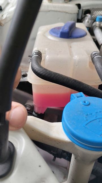 Доливаем антифриз