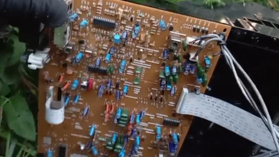 Старый Музыкальный центр что находится в нутри смотреть онлайн