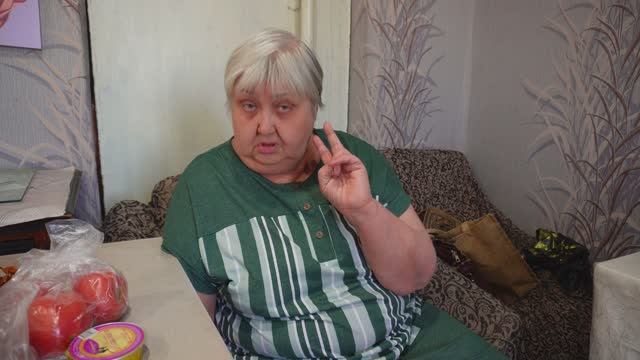 ТУДА Я БОЛЬШЕ НЕ ПОЙДУ ! Что сказали маме в поликлинике? Покупка продуктов на пенсию КУШАЕМ КОЛБАСУ смотреть онлайн