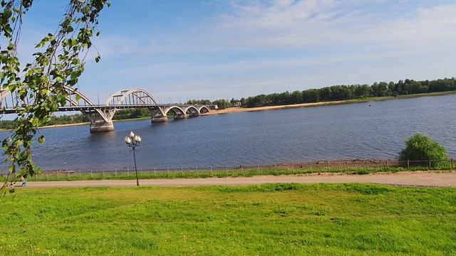 Рыбинск на Волге расположен на Молого-Шекснинской низменности, на берегах реки Волги. смотреть онлайн