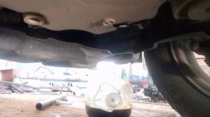 Как самому заменить (поменять) масло в двигателе.  Тойота Рактис 2011 года, двигатель  1NR-FI.