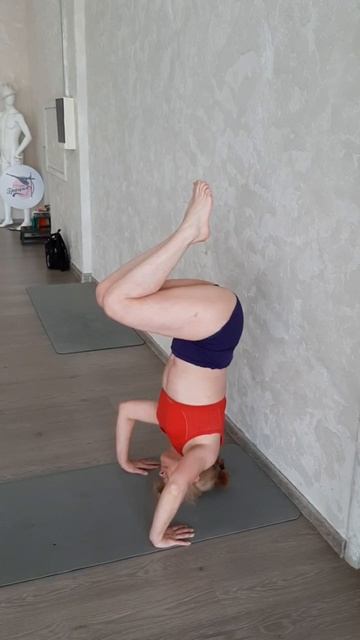 Стою на голове уже достаточно уверенно, но все еще боюсь кувыркнуться назад