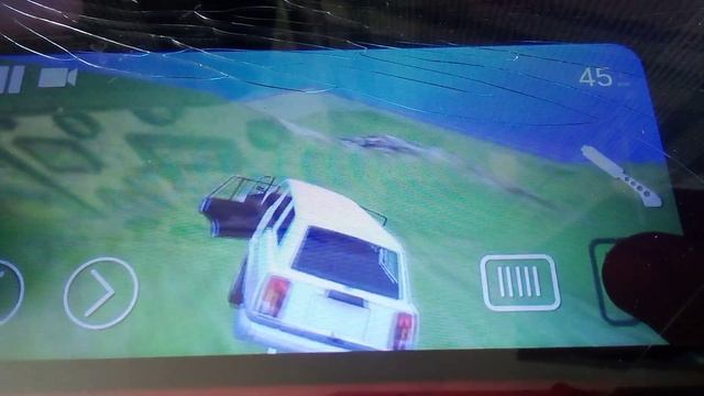 Белая ВАЗ 2104 спускается с горы в игре Рашшен карт креш симулятор. Испытание прошло успешно.