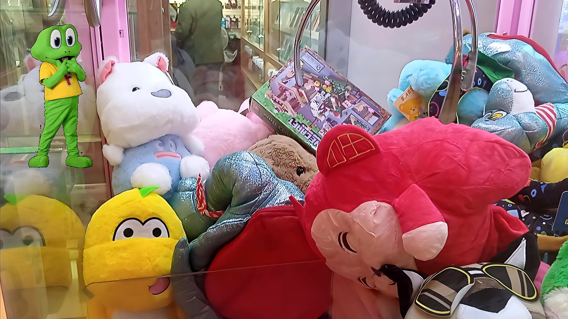 Мягкие игрушки сами прыгают в лунку в автомате Хватайка. смотреть онлайн