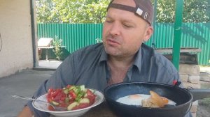МУКБАНГ яичница,салат и котлета по-киевски/ОБЖОР/еда на камеру/завтрак