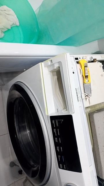 течёт стиральная машина Хайер