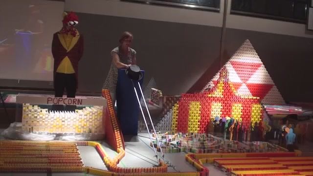 200 000 костяшек домино - тема Цирк - 2012 год (Берлин) смотреть онлайн