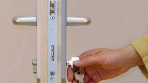 Как поменять обычный замок на пластиковой двери на многозапорный. Монтаж замка на пвх дверь.