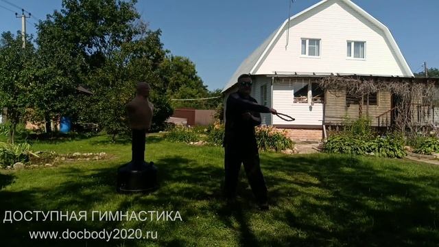 Отработка ударов боевыми чётками монаха в деревне (3)