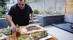 Вкусный и сочный люля-кебаб из баранины и салат из запеченных овощей на мангале