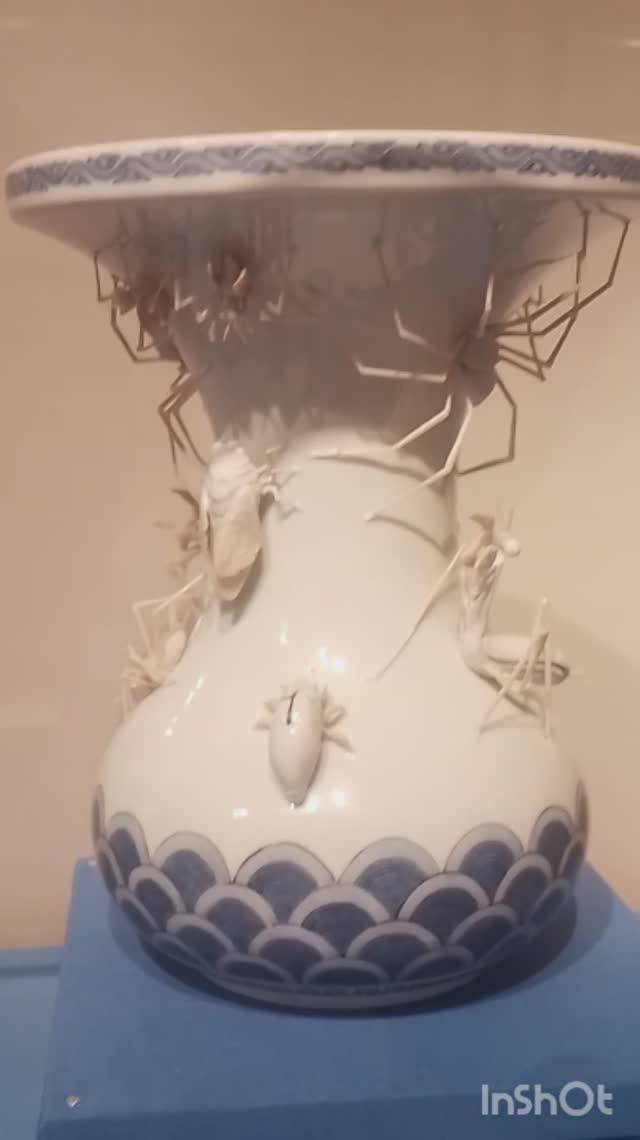 Выставка фарфора и стекла на тему насекомых в музее-усадьбе Кусково в Москве