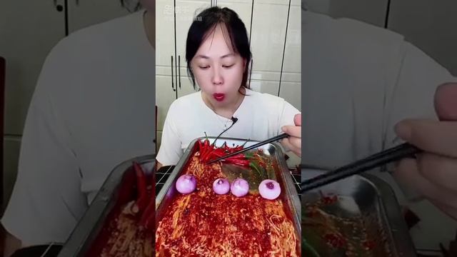 АСМР/Поедание эноки с луком на камеру/ASMR/Мукбанг смотреть онлайн