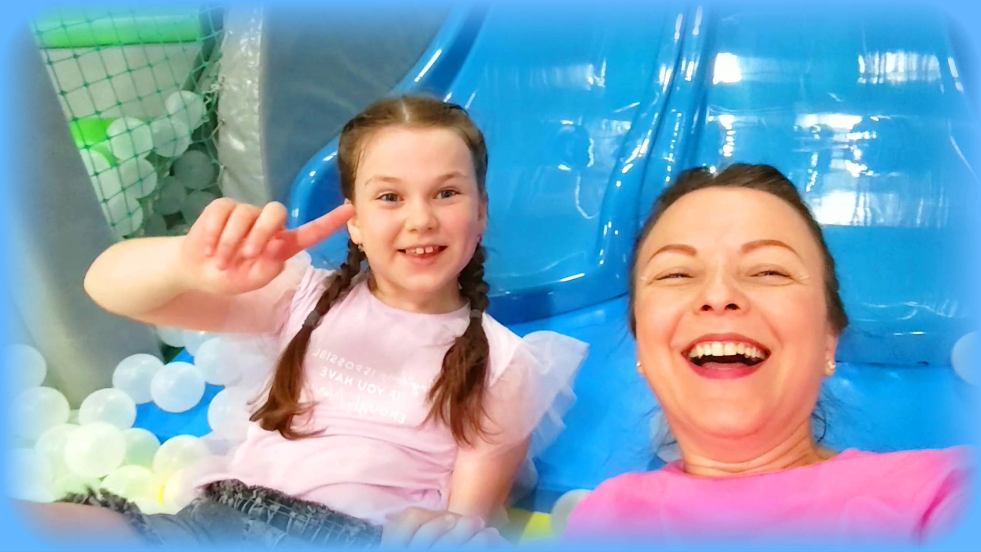 Настя с мамой играют в городке