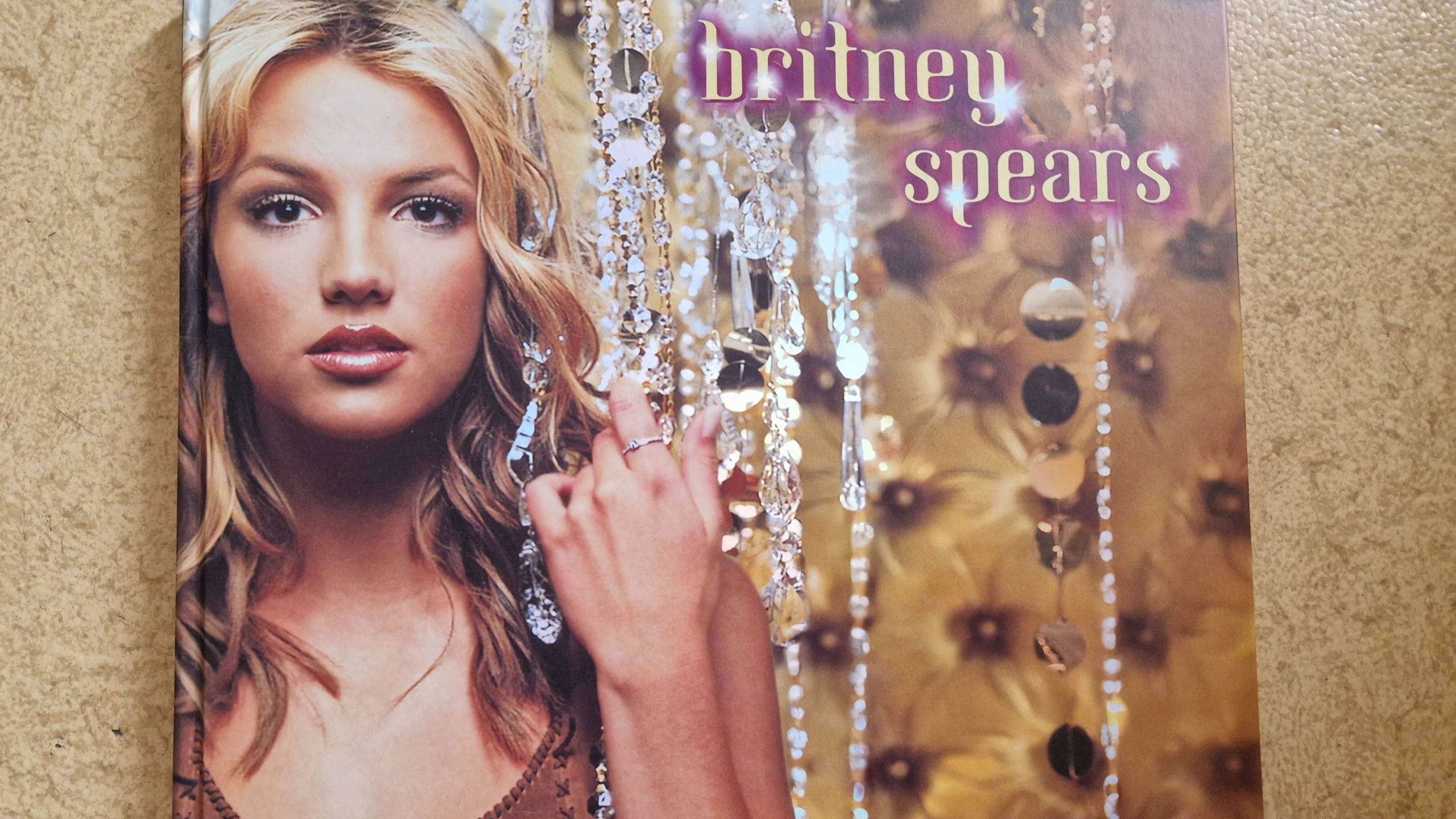 Britney Spears - Oops!… I Did It Again (25th Anniversary) Deluxe 2LP смотреть онлайн