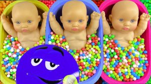 Мультики для детей. Соединяем слайм и M&M's. Смотреть онлайн залипалки для детей и малышей