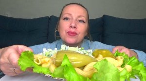 Мукбанг наивкуснейший макароны большие, перец фаршированный, салат овощной. Еда на камеру.