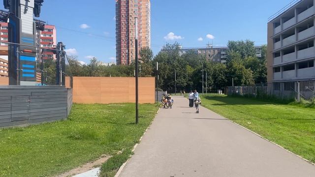 Прогулка по Летнему Парку, Усыпанному Солнечными Лучами и Цветами