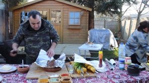 Приготовление свиных ребрышек с особенным соусом в фольге на мангале