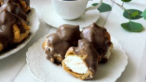 Профитроли с воздушными сливками, покрытые изысканным шоколадным соусом.