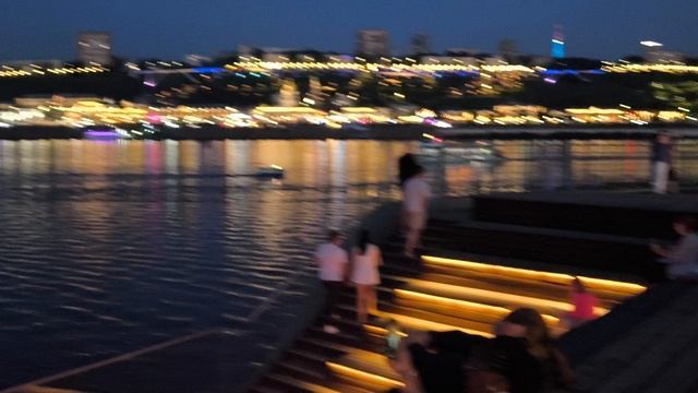 Нижний Новгород. Вечер. Туристы в восторге от красоты. смотреть онлайн