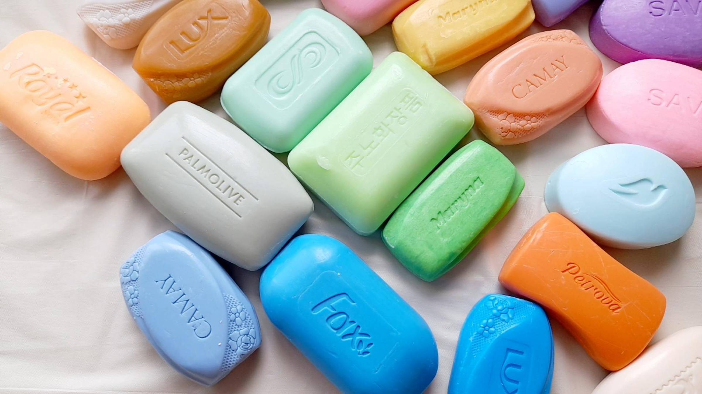 АСМР ШУРШАНИЕ. РАСКЛАДЫВАЮ КРАСОЧНОЕ МЫЛО. ШЕЛЕСТ И ШУРШАНИЕ УПАКОВКИ.