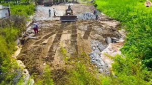 Строительство,  засыпка дороги, народ собирают металл