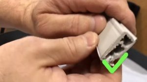 Как вставлять маскировочную ленту для натяжного потолка в профиль