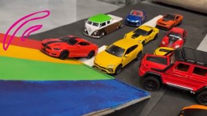 Марк предотвращает аварию на игрушечном мосту 🟡🔵🔴