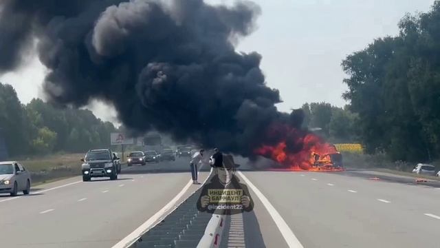 Автомобиль загорелся на Чуйском тракте в Алтайском крае смотреть онлайн