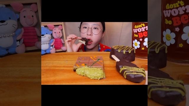 АСМР/Поедание дубайского шоколада на камеру/ASMR/Мукбанг смотреть онлайн